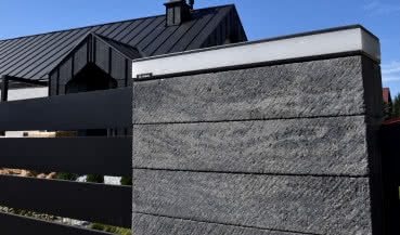 Montaż oświetlenia ogrodzenia – jak prawidłowo zainstalować lampy LED BLOCK?