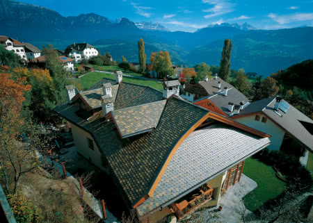 Dach z drabinkami śniegowymi.